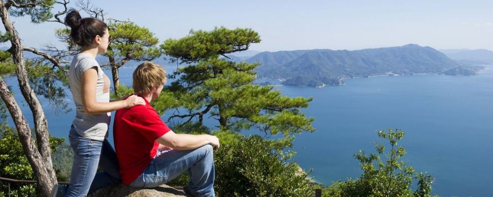 老年人佩戴老花镜 谨防四个误区